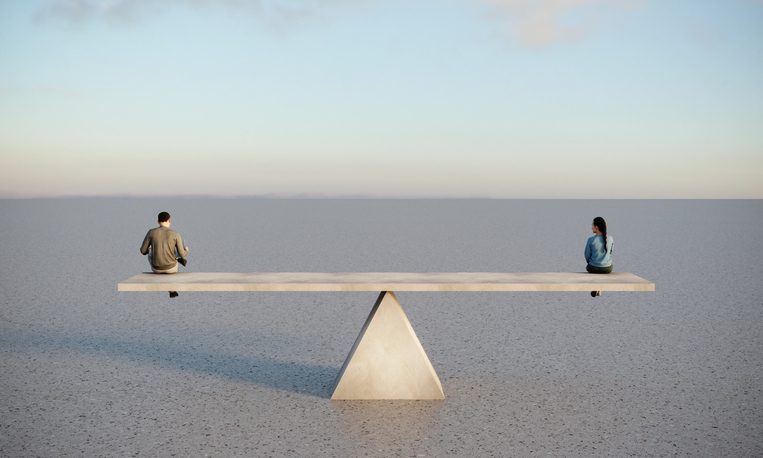 photo d'un homme et d'une femme sur une balance équilibrée